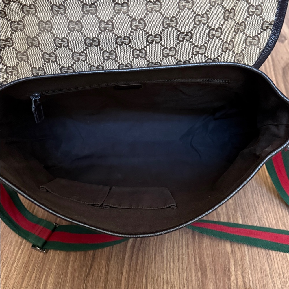 A512- Gucci crossbody bag - Picture 15 of 16